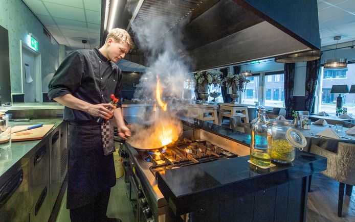 Kok Jesper van Urk op zijn favoriete plek in bistro Le Primeur in Bornerbroek. Hij is vlees aan het flamberen.