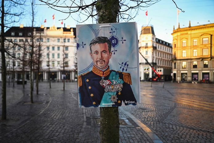 Poster van kroonprins Frederik in de straten van Kopenhagen.  Zondagmiddag wordt hij ingehuldigd als koning van Denemarken.