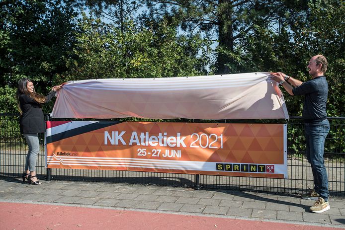 Voormalig atlete en bestuurslid van de Atletiekunie, Esther Akihary, en Daan Quaars (wethouder Sport) onthullen het topsportevenement dat in Breda plaats gaat vinden.