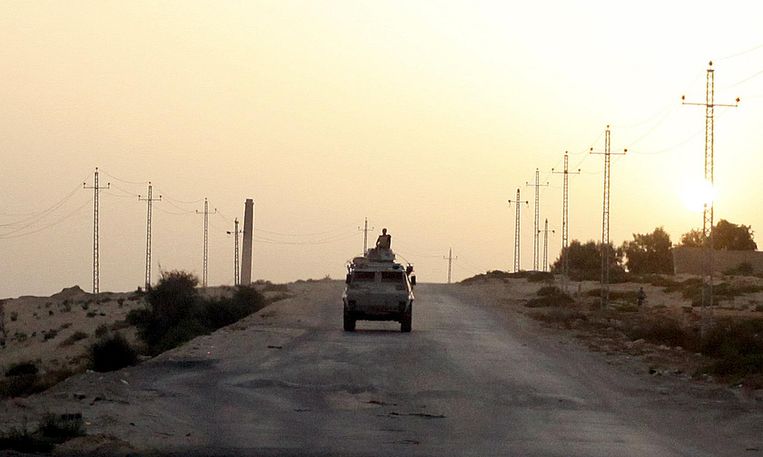 Een pantserwagen van het leger op patrouille in het noordelijk deel van de Sinaï. Beeld Reuters