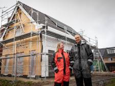 Eva en Wouter bouwen zelf hun droomhuis, dat als bouwpakket uit Letland kwam