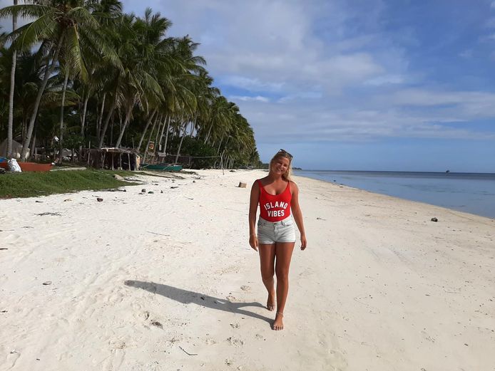 Indy Zonnevijlle poseert op het strand op de Filippijnen. ,,De allermooiste ter wereld.''