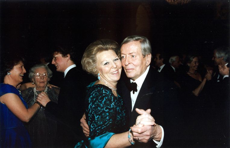 Koningin Beatrix viert haar zestigste verjaardag met een dansje met prins Claus, 1998. Beeld © RVD