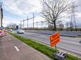 BORNEM Langs de N16 staan houten palen om de elektriciteitskabels op te vangen bij de bouw van een nieuwe mast.