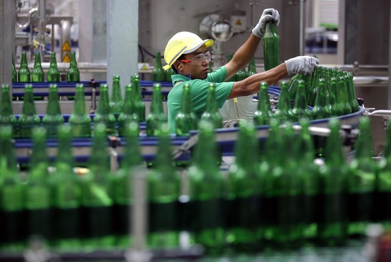 Een medewerker in de fabriek van Heineken in Myanmar. Beeld EPA