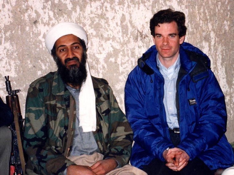 ‘Toen Bin Laden in 1997 de VS de oorlog verklaarde in mijn interview met hem op CNN, was er geen commotie. Iedereen was het meteen vergeten.’ (Foto: Peter Bergen bij Osama bin Laden.) Beeld NGC