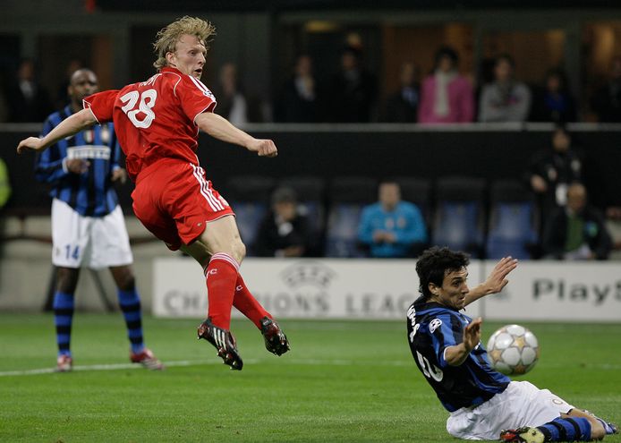 Dirk Kuyt scoorde voor Liverpool op bezoek bij Internazionale, in 2008.