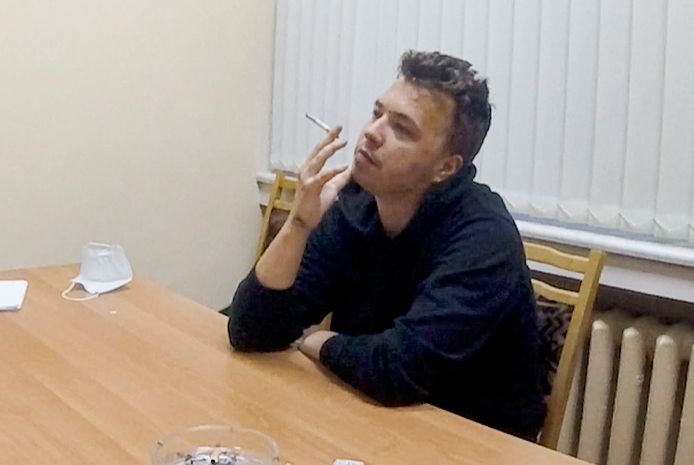 Een beeld uit de televisiereportage die werd uitgezonden op de Wit-Russische staatstelevisie. De gearresteerde kritische journalist Roman Protasevitsj is op de beelden lachend en rokend te zien, maar oppositieleden vermoeden dat de beelden expres wazig werden gemaakt om verwondingen te verbergen.