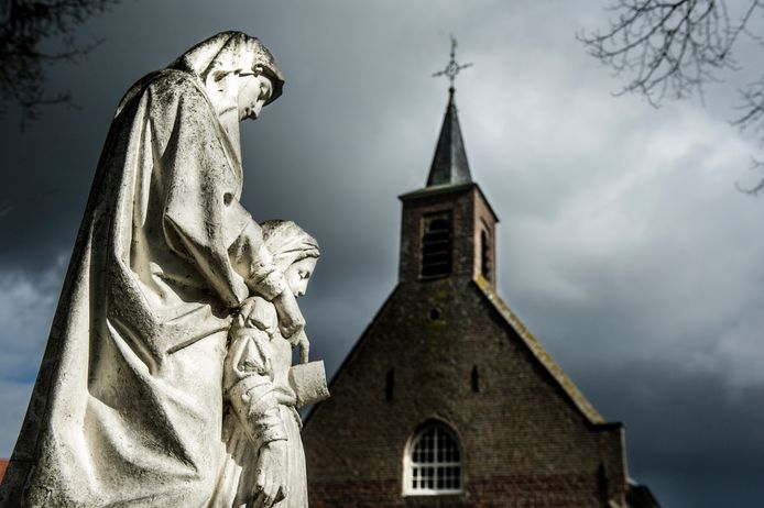 Sint Anna in Molenschot met op de achtergrond de kapel waar gelovigen kunnen bidden om een partner of een kind. Vanwege corona is er dit jaar is er geen vrolijk feestgedruis van de kermis en jaarmarkt.