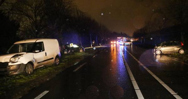 Twee mensen gewond bij frontale botsing in bocht van de weg in Uden.