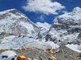 Tenten van bergbeklimmers in het basiskamp bij Mount Everest.