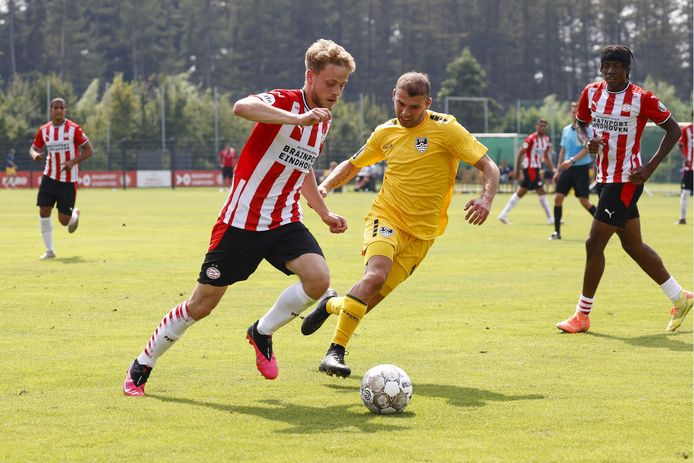 Dante Rigo van PSV in duel met Levan Kenia van KFC Uerdingen.