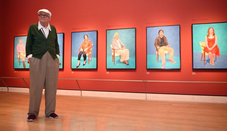 De Britse artiest David Hockney poseert in de Sackler Wing, in the Royal Academy of Arts, London. De rijke familie Sackler ligt onder vuur. Beeld AP