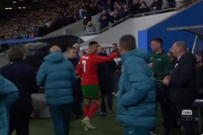 Ronaldo stapt kwaad van het veld in Slovenië.