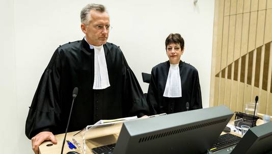 Officieren van justitie Wouter Bos en Sabina van der Kallen