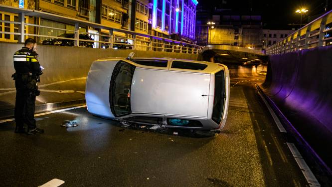 Wéér eens een ongeluk in Arnhemse Willemstunnel: bestuurder lanceert zijn auto op z’n kant