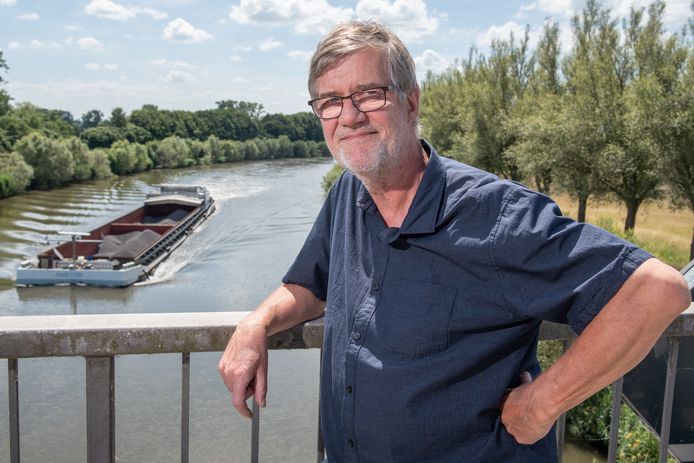André Vansteenbrugge bij de Schelde. De rivier stroomt door de vier kandidaat-fusiegemeenten. "Maar ze verbindt ons niet echt", vindt de politicus en sprookjesschrijver.