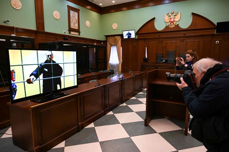 De zitting in Moskou. De rechter besloot die tot 24 mei te verdagen na protesten van Navalny. Beeld AFP