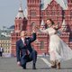 Russen omhelzen elkaar onbekommerd in de ‘vakantie’ die ze van Poetin hebben gekregen