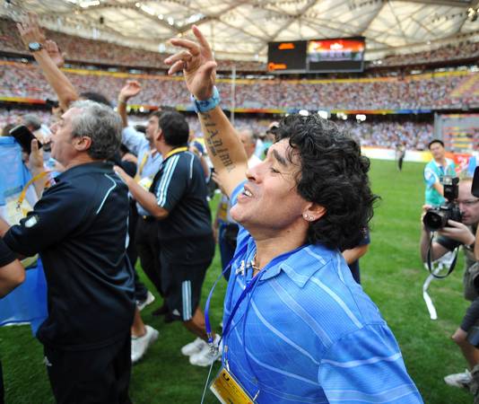 Diego Maradona viert feest nadat Argentinië olympisch goud heeft gewonnen in Peking.
