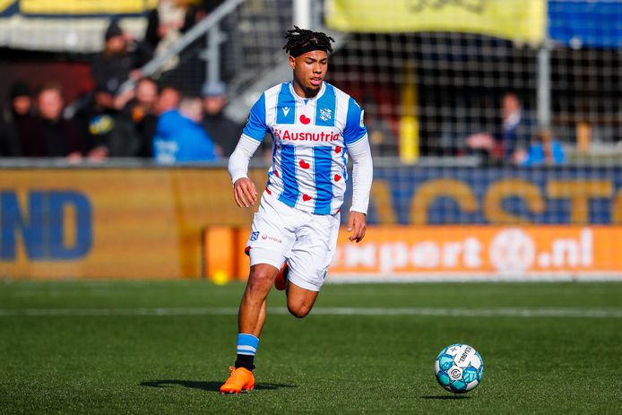Milan van Ewijk in het shirt van sc Heerenveen.