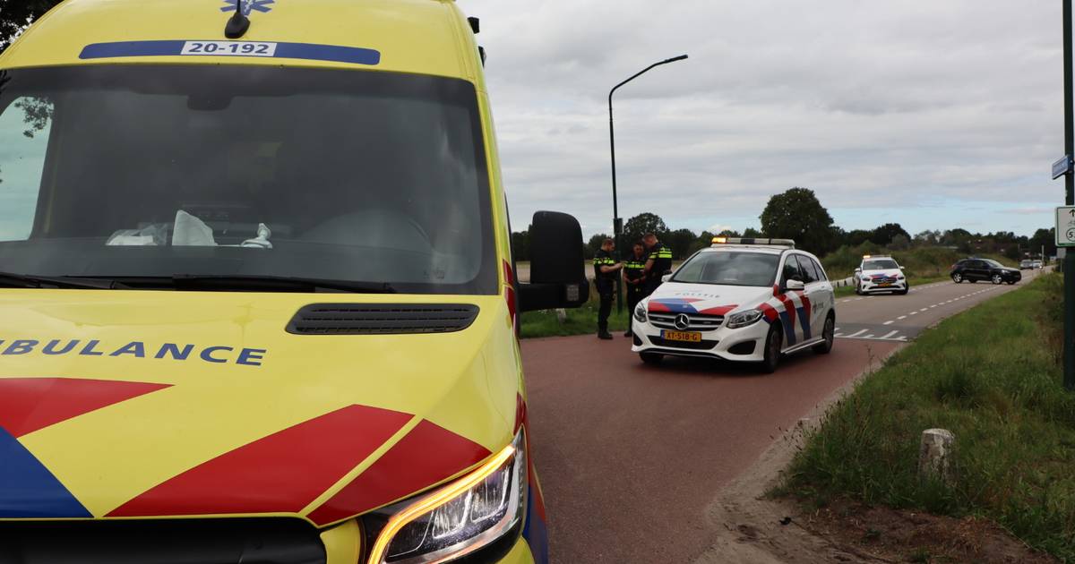 Fietser raakt gewond bij aanrijding met auto op kruising in Kaatsheuvel.