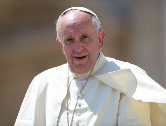 Vermoeide paus Franciscus herneemt zijn gewone activiteiten