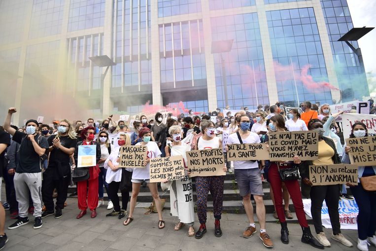 Zo'n 200 activisten van La Santé en Lutte keerden het kabinet van de Open Vld-minister letterlijk de rug toe.