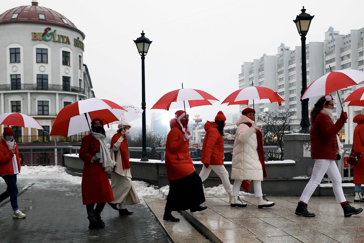 In december 2020 protesteerden deze vrouwen door in de rood-witte kleuren van de oorspronkelijke vlag van Wit-Rusland de straat op te gaan. Nu is deze vlag door het regime verboden en iedereen die nu deze kleuren draagt maakt kans opgepakt te worden.