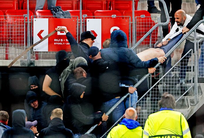 Een hooligan slaat een supporter van West Ham met zijn riem. Er braken rellen uit na de nederlaag van AZ tegen West Ham.
