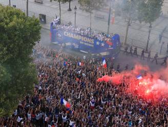 Uitzinnige mensenmassa ontvangt 'Les Bleus' in Parijs, zelfs Macron bouwt mee een feestje