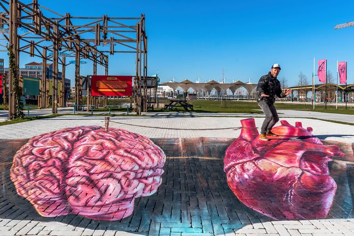 Streetartist Leon Keerbij zijn kunstwerk (150m2) op het Berlijnplein. De vloerschildering verbeeldt hersenen en een hart.