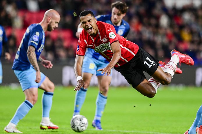 PSV’er Cody Gakpo wordt tegen het gras gewerkt door Spartaan Bryan Smeets. De Eindhovenaren kregen dit seizoen nog niet één Seizoen Penalty’s Wedstrijden Gemiddelde keer een strafschop mee.