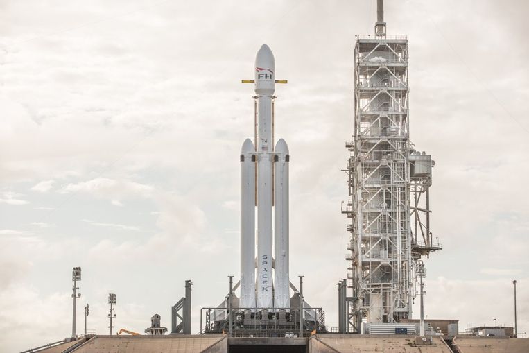 De Falcon Heavy in haar lanceerplatform.
