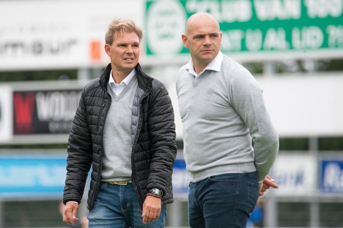 Patrick van Dullemen (links) en Marko van der Knaap volgen geconcentreerd het verloop van Westlandia-Hercules.