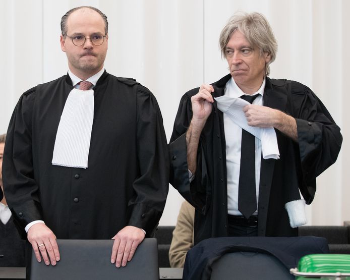 Advocaat Frédéric Thiebaut naast zijn collega Walter Van Steenbrugge.