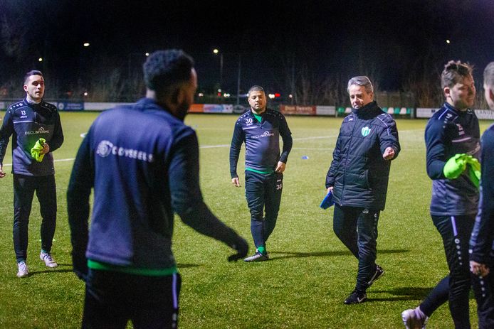 Interim-trainer Jan Blom (rechts) geeft leiding aan de training van NiTA. In het midden aanvoerder Joël Wattimena.