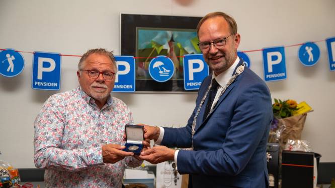 Peter Looij ontvangt gemeentelijke erepenning Brielle voor zijn werk in de ‘huiskamer’ van Zwartewaal