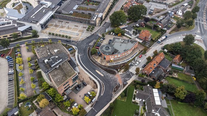 De vernieuwingen aan het kruispunt in Groenlo: het fietspad voor fietsers richting de sportvelden (onderin) is helemaal los komen te liggen. Aan de andere zijde, voor de Rabobank (links van het midden) ligt nu een verhoogde rijbaanscheiding.