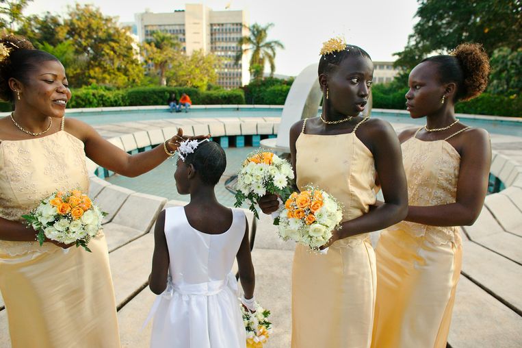 Bruiloftsgasten bij het zwembad van een hotel in Kampala.  Beeld Hollandse Hoogte