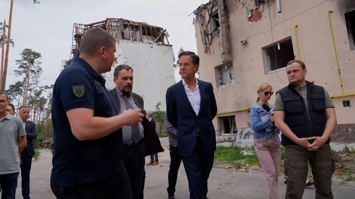 Mark Rutte krijgt uitleg over de verwoestingen in Irpin, een voorstad van Kiev.