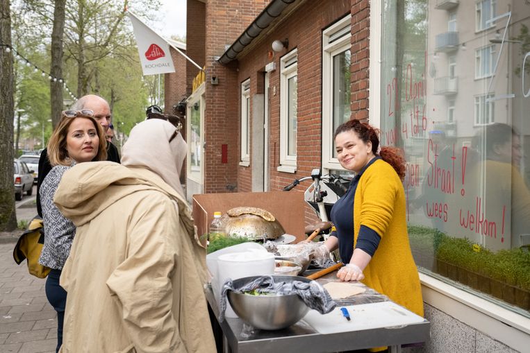 Zina Abboud (rechts) van Zina’s Kitchen: ‘Mijn eten is mijn manier om te vertellen over mijn cultuur.’ Alle foto’s zijn gemaakt tijdens het evenement Open Straat waarbij de vier Maakzaken voor het eerst werden gepresenteerd aan het publiek. Open Straat is onderdeel van Common In, een publieksprogramma over kunst en samenleving, georganiseerd door stichting Commons Network en kunstnetwerk Taak. Beeld Sander van Wettum
