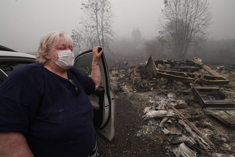 Margi Wyatt bij haar verwoeste woonwagen in Oregon. Beeld AFP