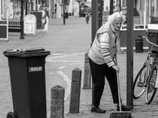 Grietje (88) veegde decennialang elke ochtend haar buurt schoon: Harderwijks ‘bezemvrouwtje’ overleden
