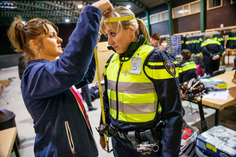 Coöperatie Dwang maatschappij Bij de politie is een letterlijk uniforme uitstraling gewenst