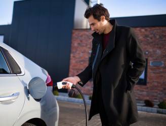 Je elektrische auto goedkoop opladen: doe je dat op het werk, thuis, onderweg of bij de supermarkt?