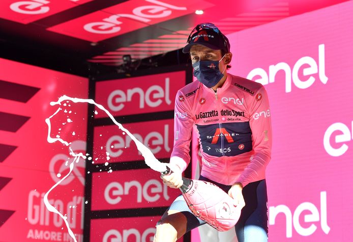 Champagne voor Egan Bernal na opnieuw een dag in het roze.