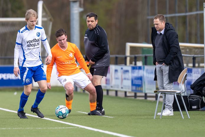 Kelvin Bonhof, eerder dit jaar vertrokken bij DESZ, staat nu bij CSV'28 langs de lijn als opvolger van Berry Mulder.