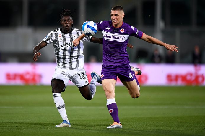 Nikola Milenkovic namens Fiorentina in actie tegen Juventus.