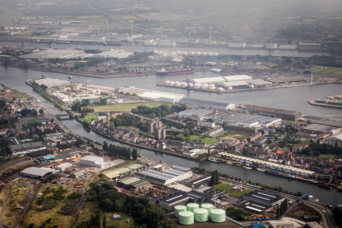 De geur is afkomstig van een schip dat aangemeerd ligt in de Gentse haven.